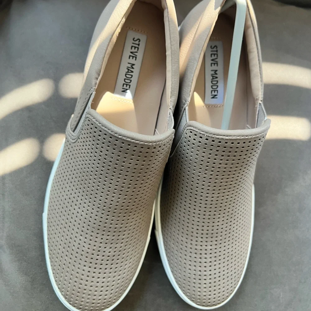 Steve Madden Scramble Grey Sneakers 8 - Picture 3 of 4